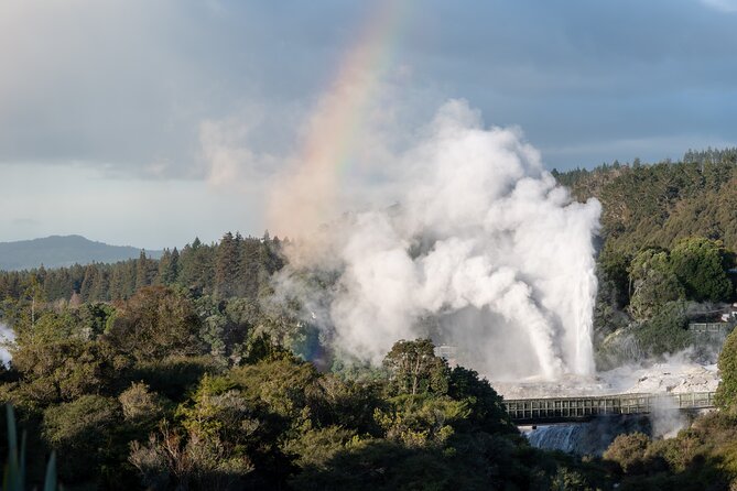 Rotorua Highlights Tour inc. Te Puia Tour, Lunch & Cultural Show - The Māori welcome and cultural performance