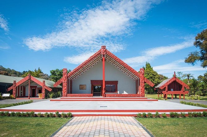 Rotorua Highlights Tour inc. Te Puia Tour, Lunch & Cultural Show - Hangi lunch: useful value, limited choice of pace