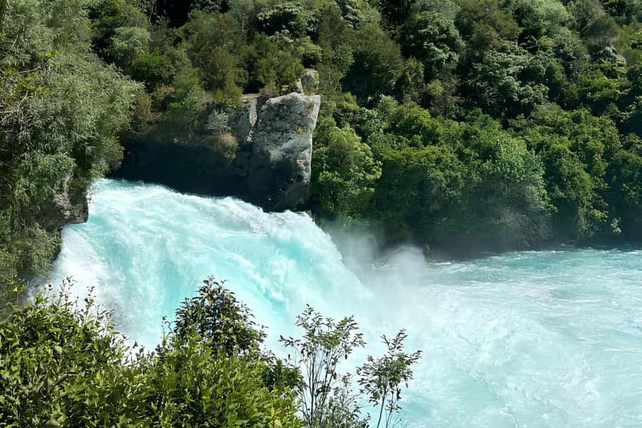 Rotorua & Taupo DayTour Waiotapu & Huka Falls from Auckland - The guide can make or break a packed schedule
