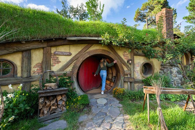 Small-Group Hobbiton and Waitomo Day Tour with Lunch from Auckland - What the guides add to the experience