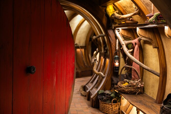 Small-Group Hobbiton and Waitomo Day Tour with Lunch from Auckland - Auckland pickup and the road south
