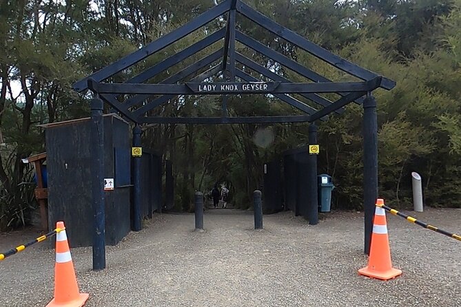 TRIPLE DEAL Wai-O-Tapu, Redwood Forest & Blue Springs Ex Auckland - Tirau’s corrugated iron Dog and Sheep