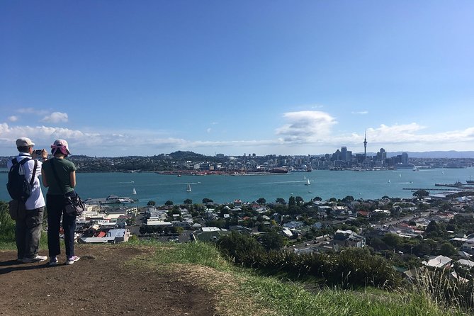 Volcanoes, Coasts, and Secret Spots Afternoon Tour in Auckland - Lake Pupuke: a calm crater with a dramatic origin