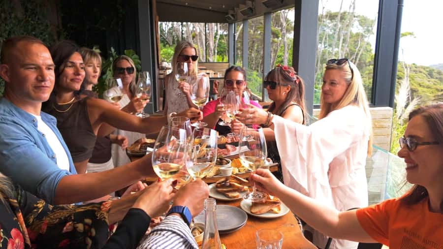 Waiheke Island: Scenic Wine Tour on Double Decker Bus - Onetangi Beach gives you 20 minutes by the coast