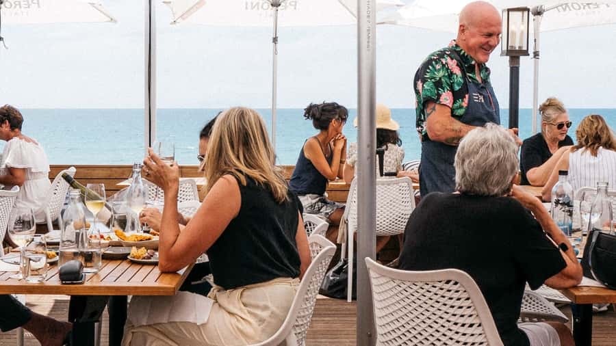 Waiheke Island: The Essence of Waiheke Wine Tour - Goldie adds art, history, and open views