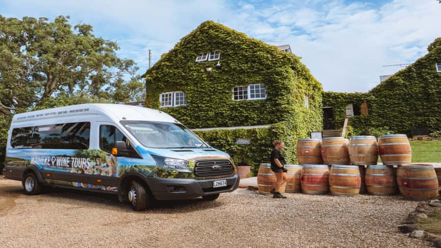 Waiheke Island: Wine Tour & Lunch at Award Winning Venue - Return to Matiatia, or stay in Oneroa