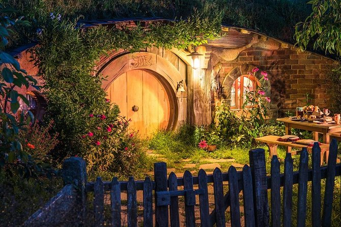 Waitomo Caves & Hobbiton Small Group Tour inc Lunch from Auckland - Karapiro and the return north